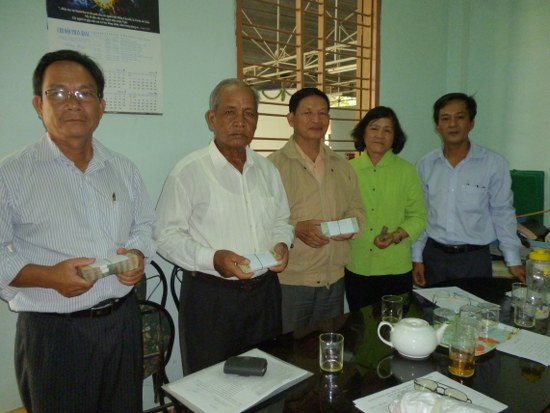 Trao tiền hổ trợ học bổng tại Nhà thờ HTTL Phan Rang Tỉnh Ninh Thuận ngày 27-11-2012 cho BĐD HTTL các Tỉnh Khánh Hòa, Ninh Thuận, Bình Thuận, Bà Rịa Vũng Tàu.   